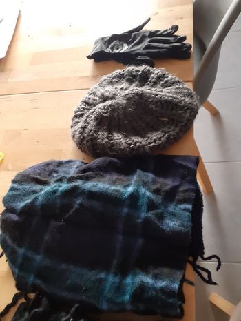 Lot écharpes et bonnet