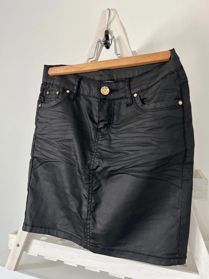 Jupe courte jean similicuir noire effet ciré
