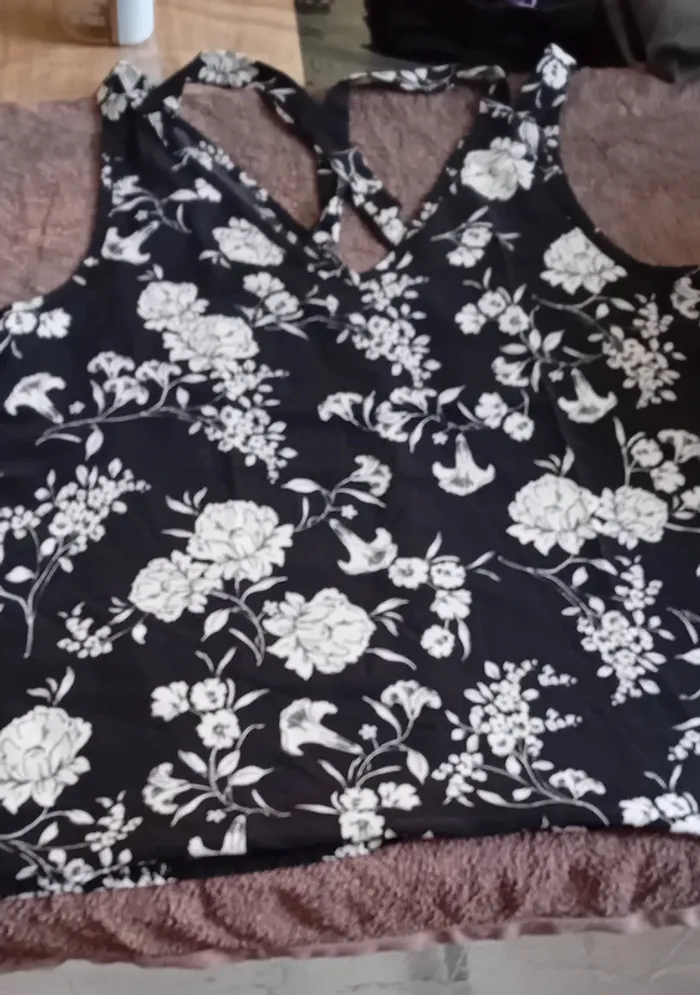 Très joli débardeur fluide et léger akoz taille s en très bon état - photo numéro 2