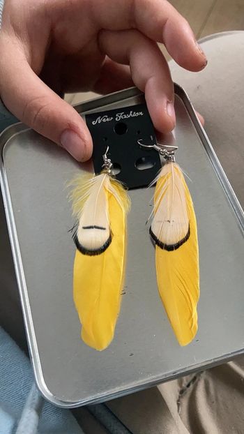 Boucle d’oreille plume jaune