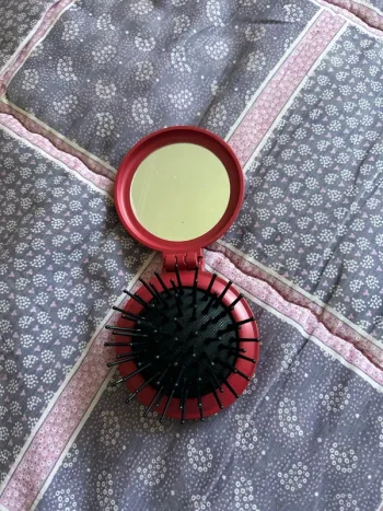 Brosse cheveux et miroir