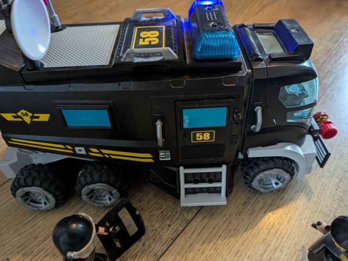Camion policiers d'élite Playmobil 9360 - photo numéro 2