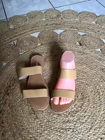 Sandales ouvertes en cuir de coloris beige de taille 39