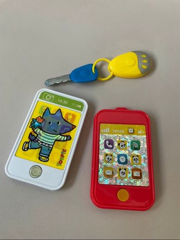 Lot jouet bébé téléphone & clefs 