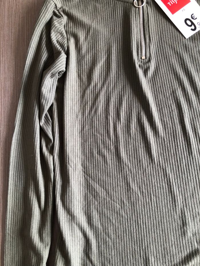 tee shirt kaki avec fermeture devant XS 14 ans - photo numéro 2