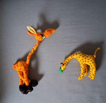 2 petites peluches girafes