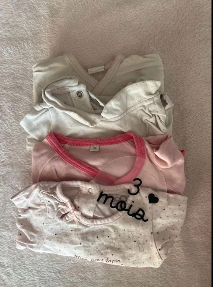 Lot  4 body  3 mois