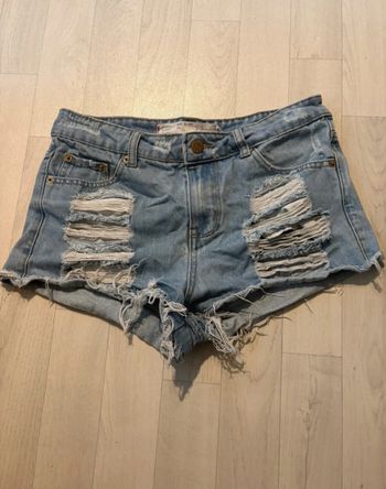 Short taille 36 destroy j. Jeans bleu clair tres bon état