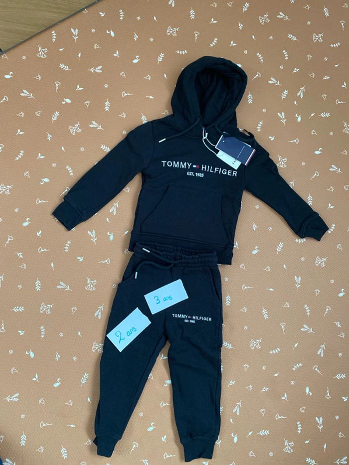 Ensemble jogging Tommy Hilfiger 2/3 ans