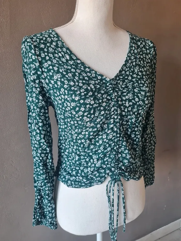 Haut manche longue vert fleurs blanches