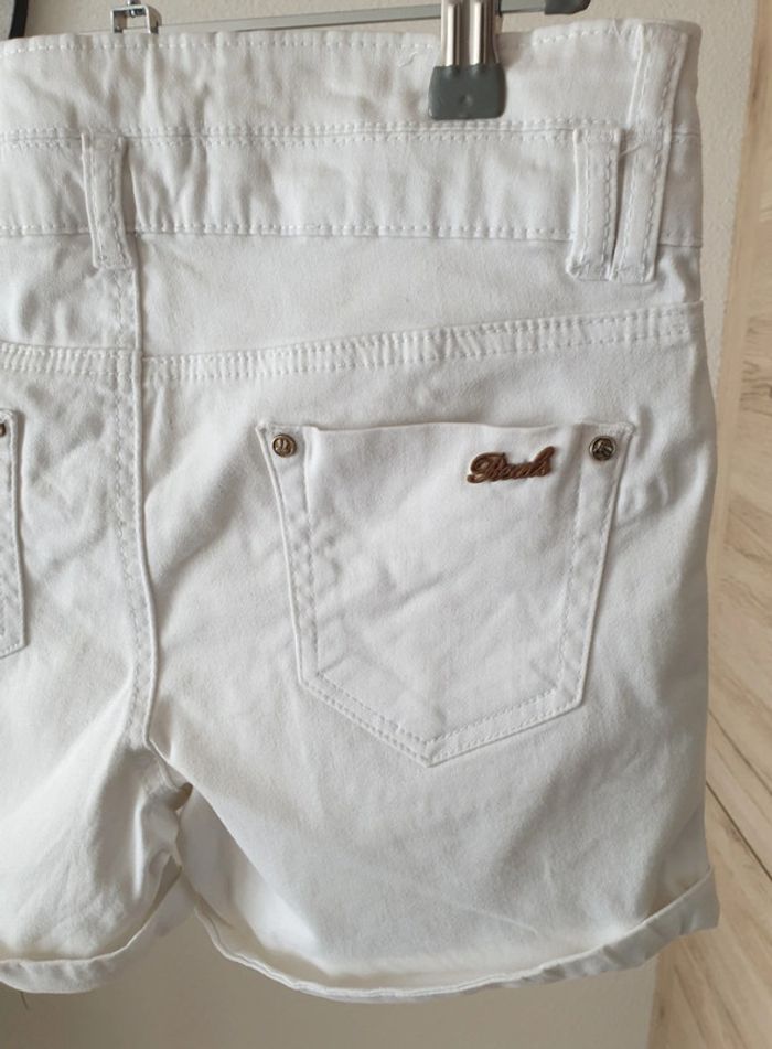 Short blanc retroussé - photo numéro 4