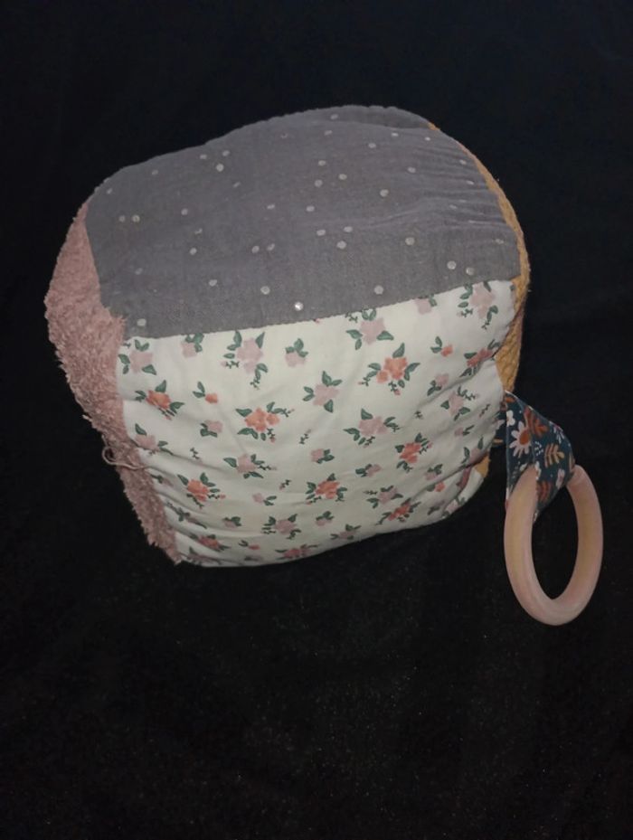 Cube sensorielle en tissu