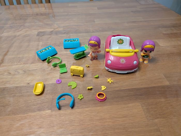 Voiture PinyPon avec personnages et accessoires