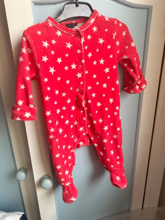 Pyjama hiver ,fuschia,étoile blanche ,3 mois