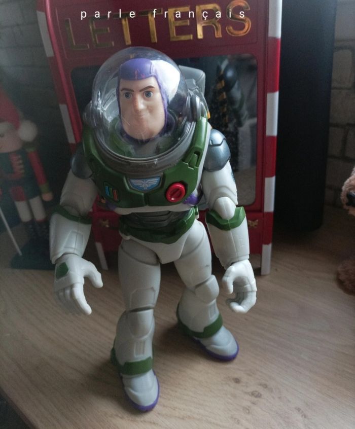 Toy story buzz 31 cm déploie ses ailes lumière et fait de la fumée