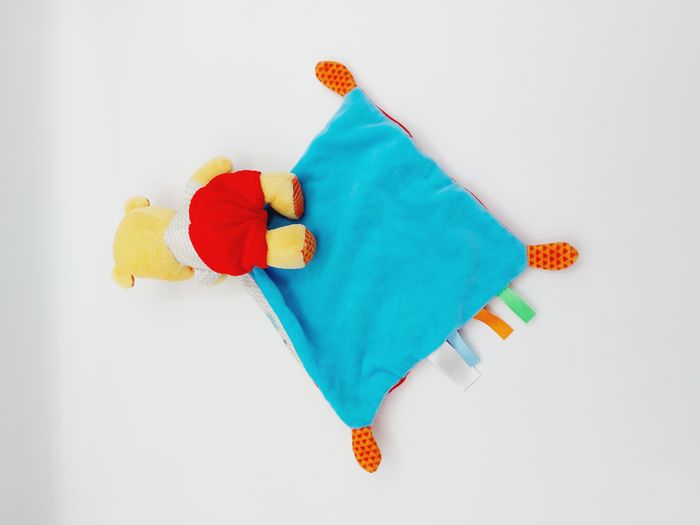 Doudou plat Winnie l’ourson DISNEY NICOTOY mouchoir rouge bleu oiseau nuage TTBE - photo numéro 2