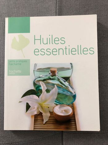 Livre: huiles essentielles NEUF