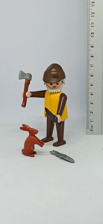 Homme vintage avec lapin et poisson playmobil