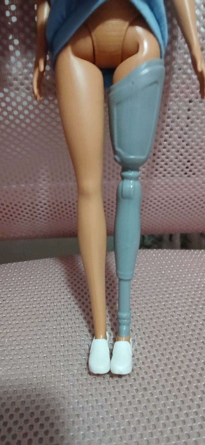 Barbie prothèse de jambe - photo numéro 3