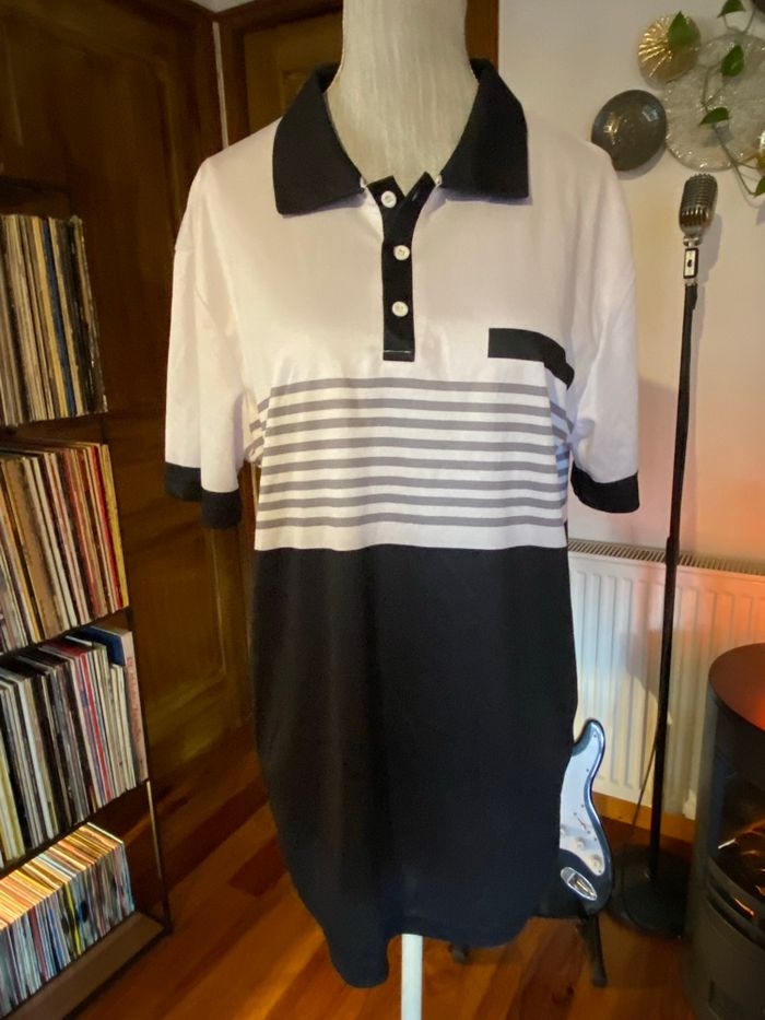 T-shirt à col polo noir et blanc à rayures – Taille S