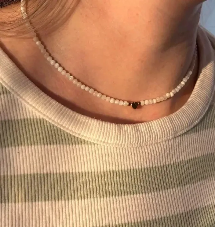 Collier ras-de-cou “Cœur nacré” Perles en coquillage naturel & cœur doré plaqué or - photo numéro 3