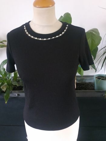 Tee shirt noir avec perles Bershka