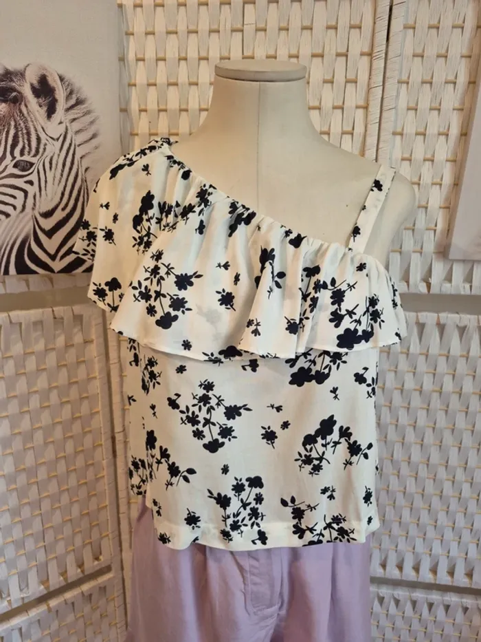 💕Joli Top blanc à fleurs asymétrique avec volant sur une épaule - femme TS / 36 Benetton 💕 - photo numéro 3