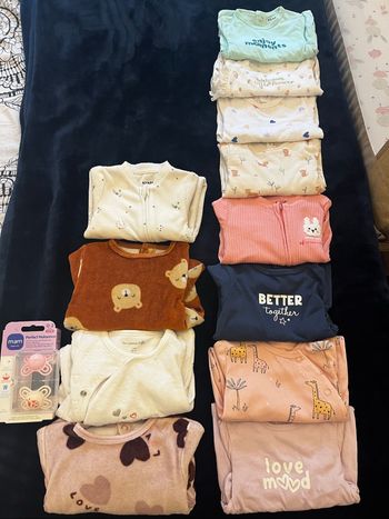 Lot vêtement pyjama 1 mois  + tétine mam jamais servie 1 mois