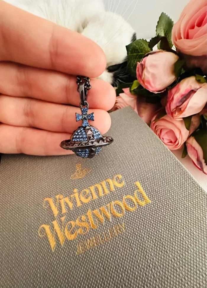 🪐Collier Vivienne Westwood Orbite noir avec zirconiums bleus – Modèle iconique - photo numéro 3