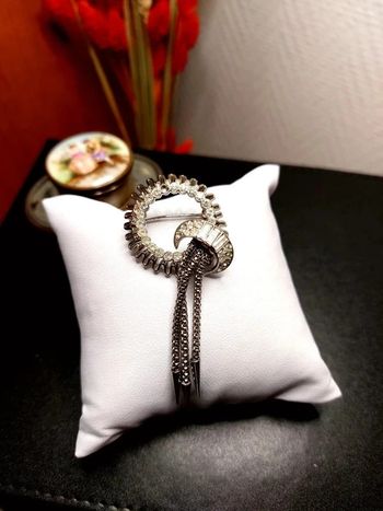 Magnifique broche vintage classique couleur argenté