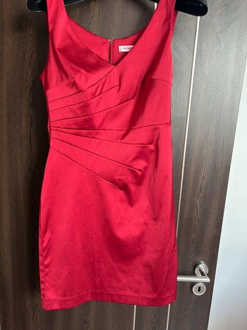 Robe rouge satinée