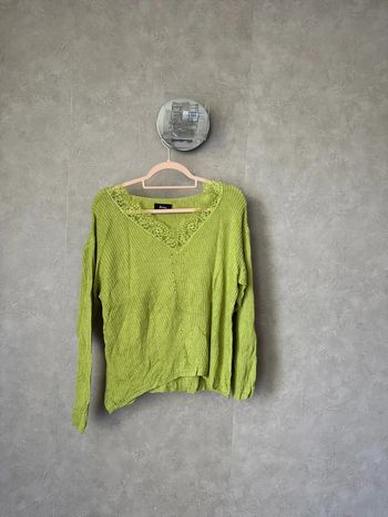 Pull vert col V à dentelle