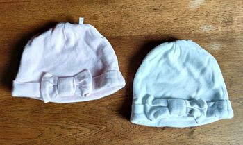 Lot de deux bonnets bébé fille
