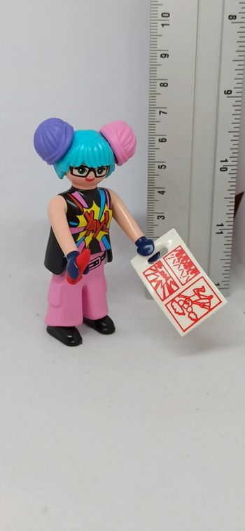 Femme artiste dessinatrice comics de manga playmobil