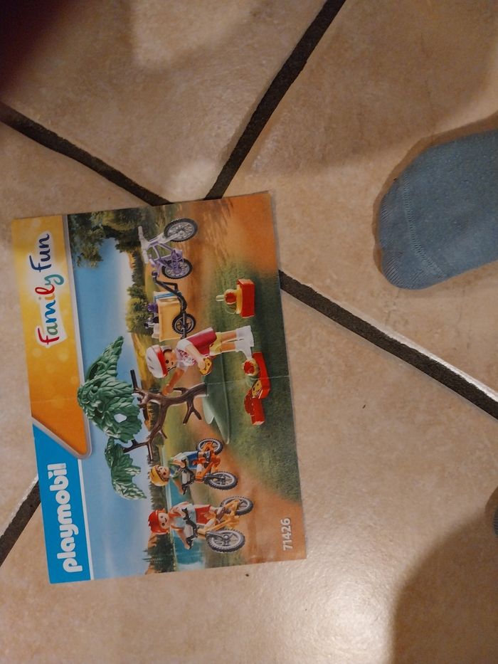 Playmobil 71426 family fun vacanciers et vélo - photo numéro 2