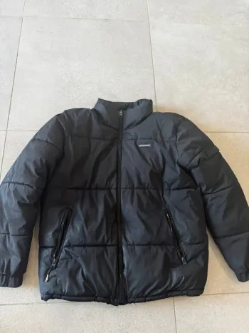 Doudoune noir Bershka, taille M, bon état mais il y a des traces