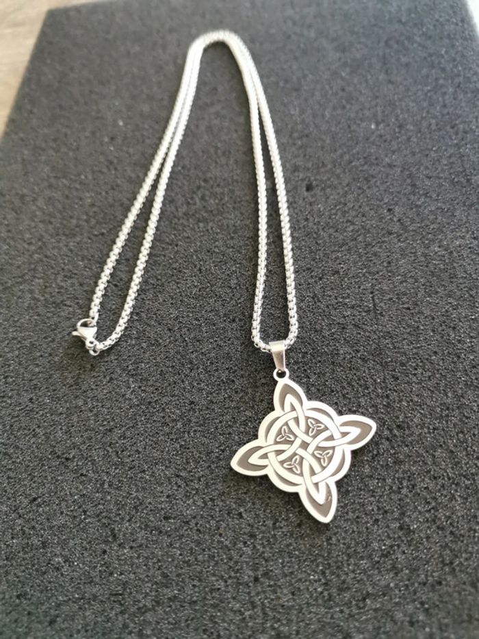 Collier et pendentif noeud de sorcière