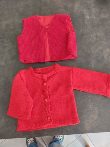 9 mois. 1.50 euro le lot de 2 gilets. Tbe