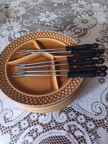 Assietes et fpuchettes a fonfue