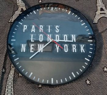 Horloge murale noir avec écriture