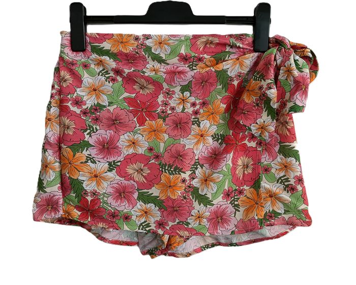 Jupe short à fleurs multicolores. Primark. Taille 40 / 42