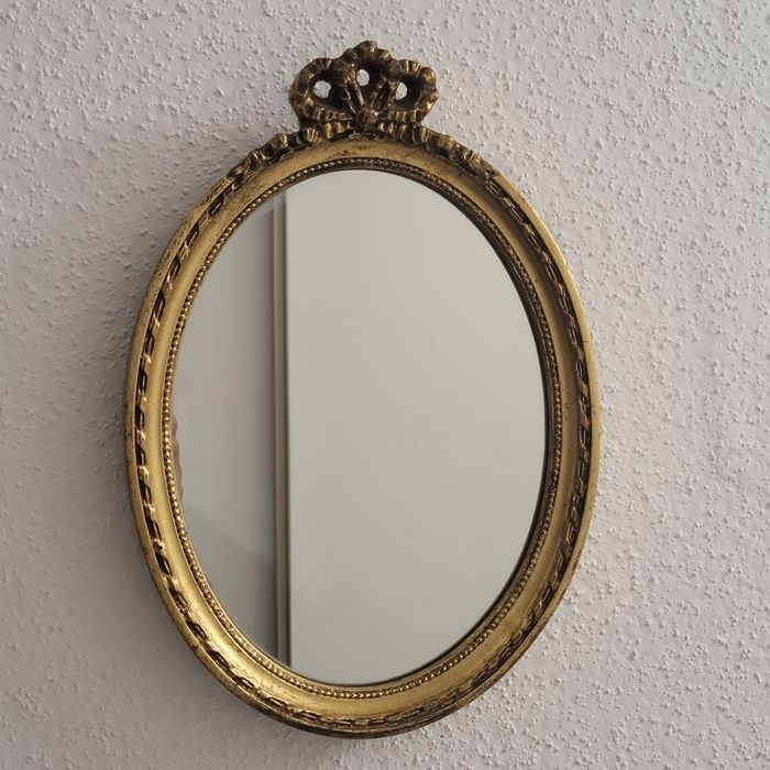 Miroir dore en  bois ,ovale  et noeud
