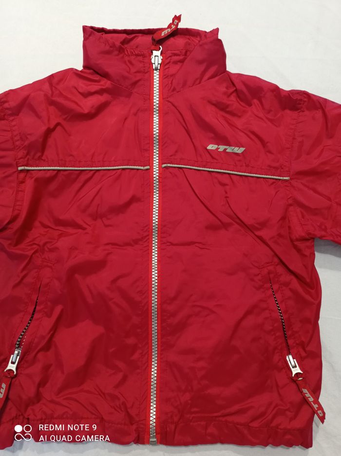 veste rouge de chez OTW taille 3 ans réf 966 C01
