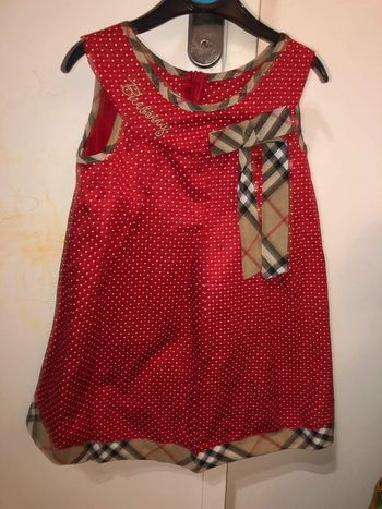 Robe rouge à points blancs