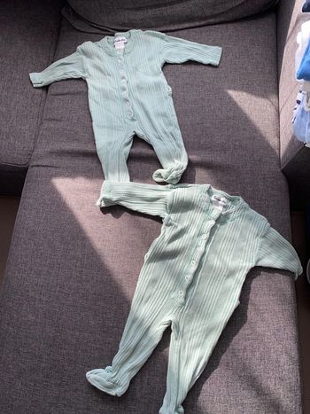 2 pyjamas identiques