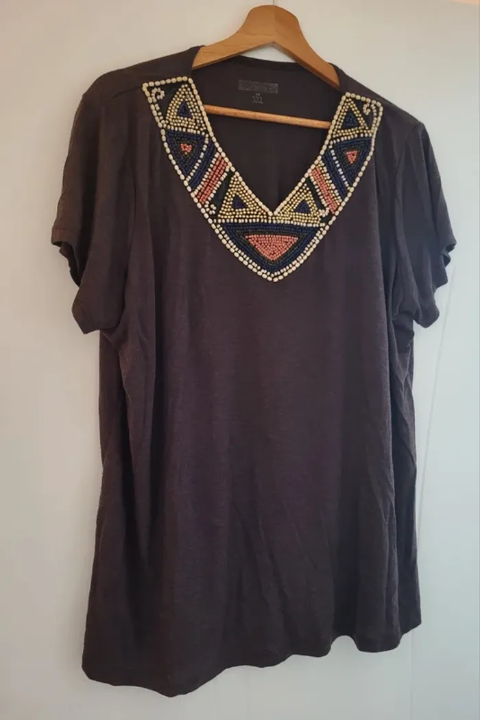 Tee-shirt marron avec bijoux - photo numéro 2