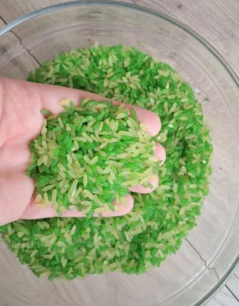 Mix riz coloré vert clair et foncé pour bac sensoriel