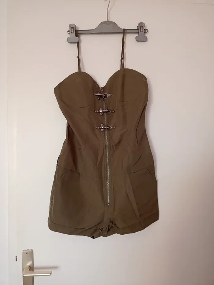 Combinaison short kaki originale et très stylée