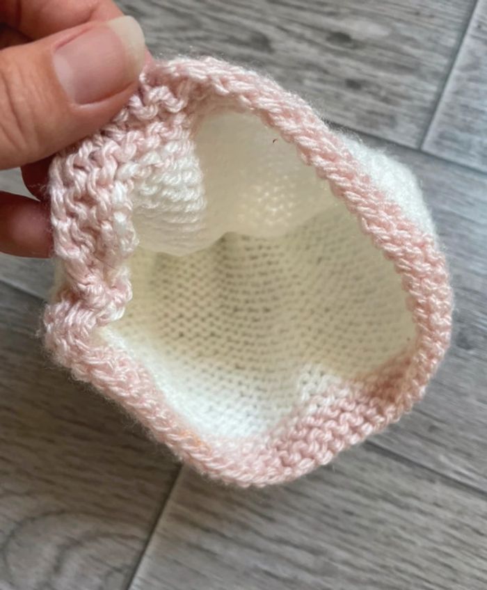Bonnet tricoté main creme et rose 6 mois - photo numéro 2