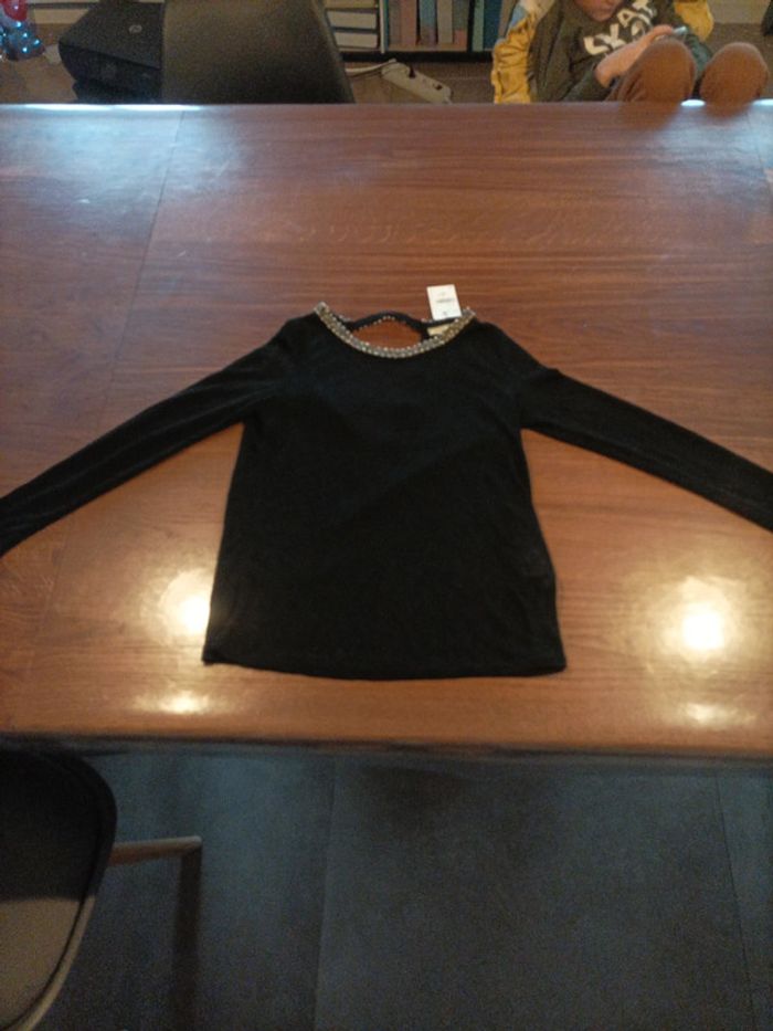 Petit pull noir femme avec encolure perles argentées taille XS